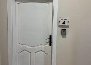 استديو بسرير ماستر وجلسة جانبية