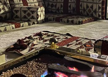 شاليه بمسطح اخضر وجلسة خارجية