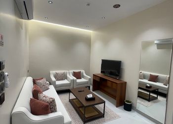 شقة بصالة أنيقة ودخول ذاتي