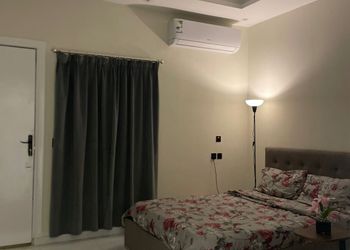 استديو هادئ بسرير ماستر