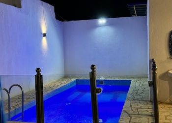شاليه بمسطح اخضر وجلسة خارجية 
