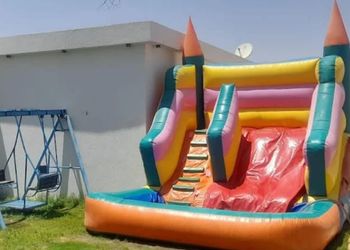 شاليه بمسبح خارجي وجلسة خارجية