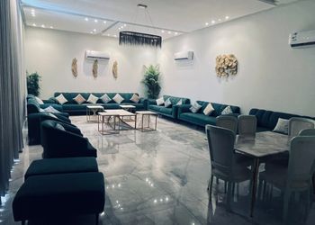 استراحة بألعاب أطفال ومسطح اخضر