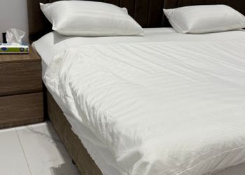 استديو بأثاث مريح وبسيط