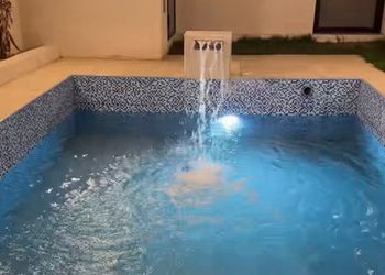 شاليه بمسطح اخضر ومسبح 