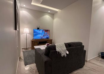 استديو بألوان مريحة وأثاث راقي