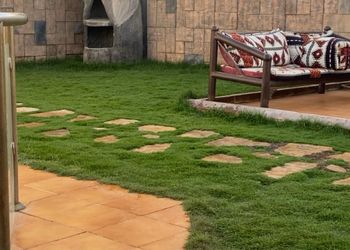 شاليه بمسطح اخضر ومسبح 