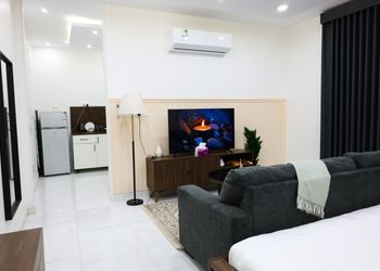 استديو بسرير ماستر وجلسه جانبيه