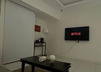 استديو بأثاث مريح وبسيط 
