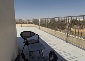 استديو بأثاث مريح وبسيط 