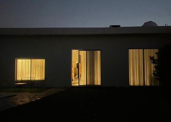 شالية بجلسة خارجية مطله على المسبح