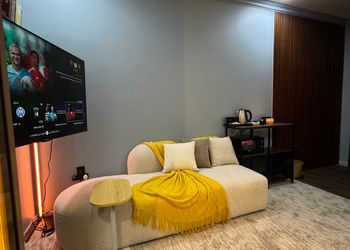 استديو بسرير ماستر وأثاث مريح 