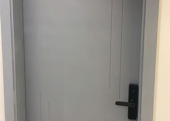 استديو بأثاث مريح وبسيط 