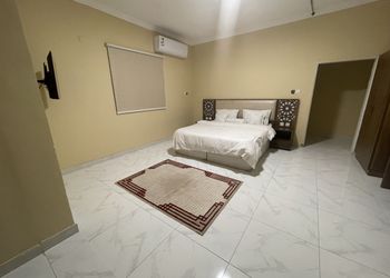 استديو بسرير ماستر وأثاث مريح 
