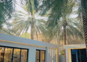 شاليه بجلسة تطل على مسبح خارجي 