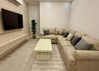 شقة بصالة مريحة وغرفة نوم 