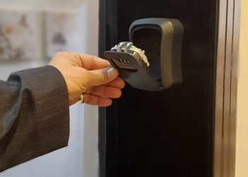 شقة بغرفة معيشة وغرفة نوم