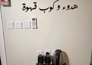 شقة بغرفة معيشة وغرفة نوم 