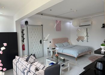 استديو بأثاث مريح وبسيط 