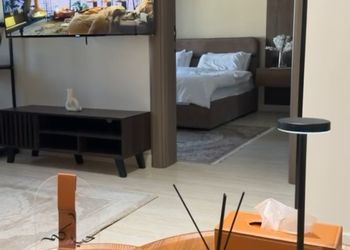 شقة بصالة أنيقة ودخول ذاتي