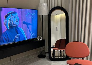 استديو بأثاث مريح وبسيط 