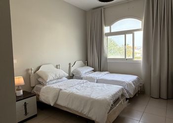 شاليه بإطلالة بحرية ومسبح خاص