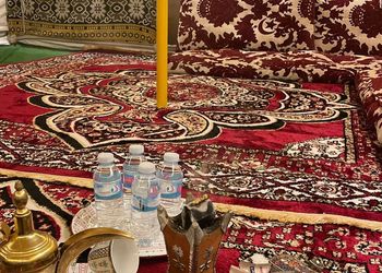 مزرعة بمسطح اخضر وجلسة خارجية
