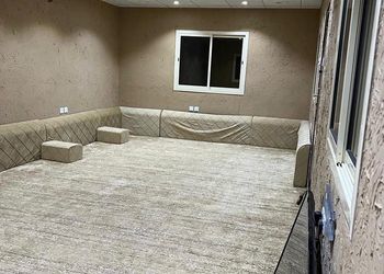 مخيم بألعاب أطفال وبيت شعر 