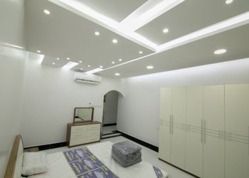 شاليه بجلسة خارجية ومسطح اخضر