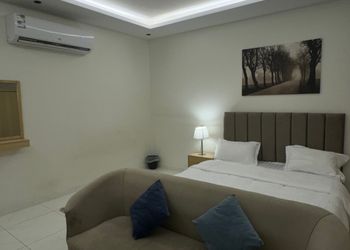 استديو بأثاث مريح وبسيط 