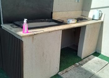 شاليه بمسطح اخضر و مسبح