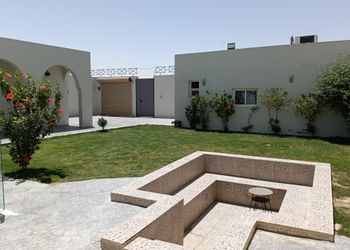 شاليه بمسطح اخضر وجلسة خارجيه
