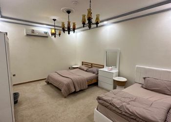 استراحه بمسبح خارجي بحاجز والعاب اطفال