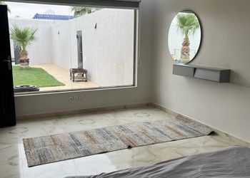 شاليه بمسطح اخضر وجلسة خارجية 