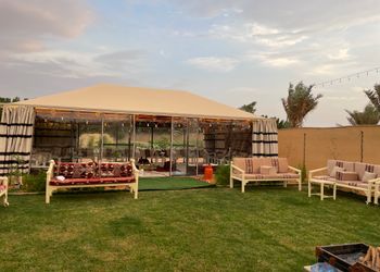 مزرعة بمسطح اخضر وبيت شعر