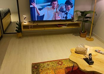 استديو بأثاث مريح وبسيط 