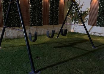 شاليه بألعاب أطفال وجلسة خارجية