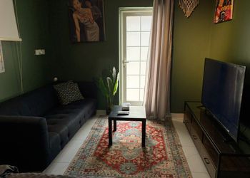 استديو بأثاث مريح وبسيط 