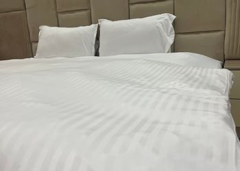 استديو بأثاث مريح وبسيط 