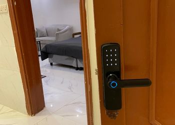 استديو بدخول ذاتي وسرير ماستر