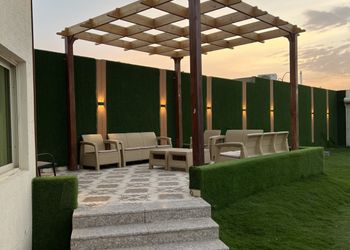 شاليه بمسطح اخضر وجلسة خارجية 