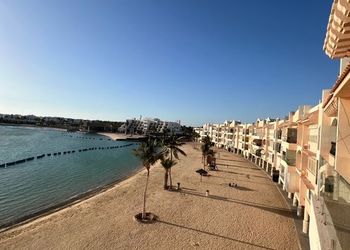 شقة بصالة وثلاث غرف نوم بموقع مميز 