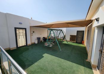 استراحة بمجلس وفناء خارجي 