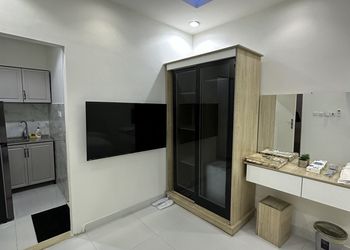استديو بأثاث مريح وبسيط 