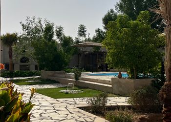 استراحة بمسبح خارجي ومسطح اخضر