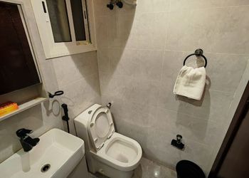 استديو بأثاث مريح وبسيط 