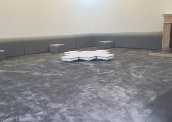 شاليه بألعاب أطفال ,موقد حطب,مسطح اخضر,