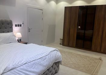 دور أرضي بفناء ومدخل سيارة 