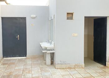 شاليه بجلسة خارجية وصالة جلوس