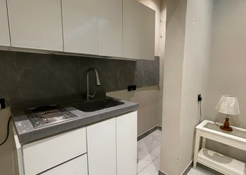 استديو بسرير مريح وأثاث بسيط